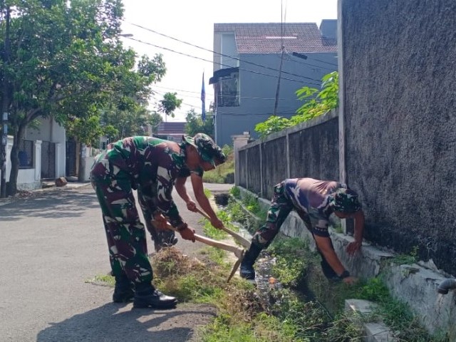 Angkat Cangkul dan Linggis, Koramil Pamulang Lakukan Karbak