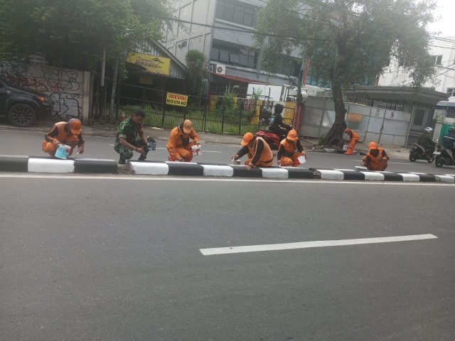 Menciptakan Wilayah Binaan Bersih dan Indah, Babinsa Koramil 05/KJ Bersama PPSU Karya Bakti Pengecatan dan Pembersihan