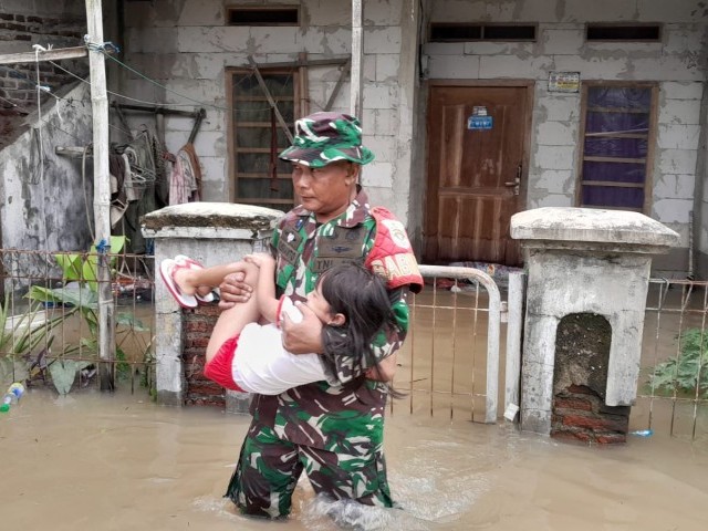 Babinsa Rajeg Berjuang Evakuasi Warga di Tengah Banjir, Warga Terharu