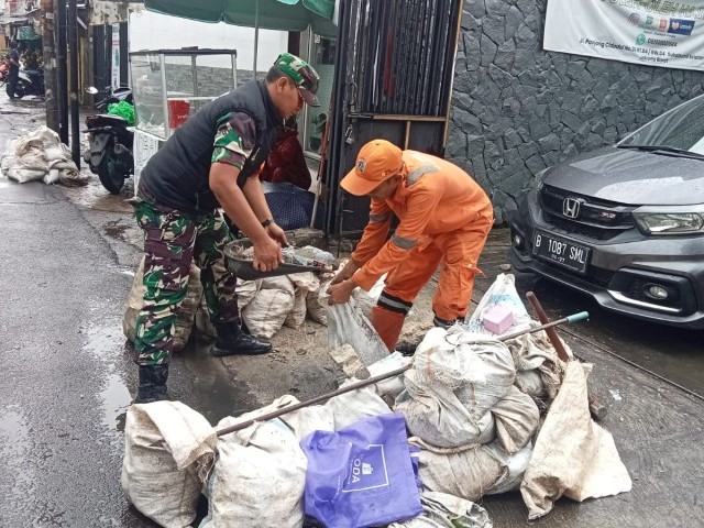 Babinsa Serda Aries Darmawan Bersihkan Sampah dan Perbaikan Bak Kontrol Cegah Banjir di Wilayah