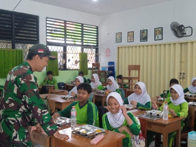 Babinsa Koramil 06/ Cakung Kawal Distribusi MBG Ke Sekolah