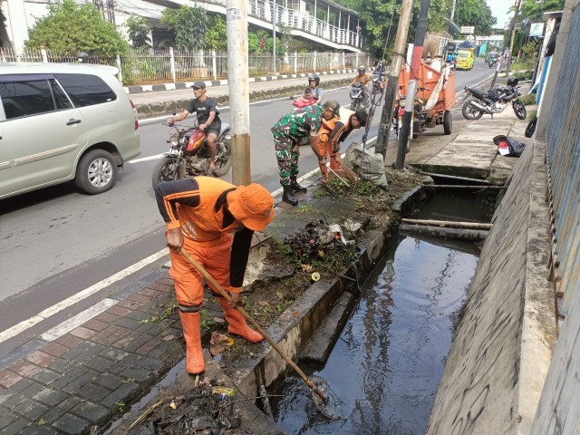 Jaga Kebersihan dan Cegah Penyakit, Koramil 02/TB Bersama PPSU dan Warga Gelar Karya Bakti