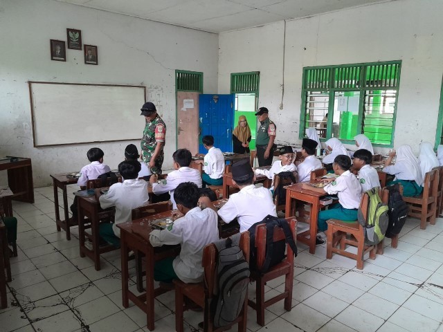 Babinsa Kawal Distribusi 2.935 Porsi Makanan Bergizi untuk Siswa di Pebayuran