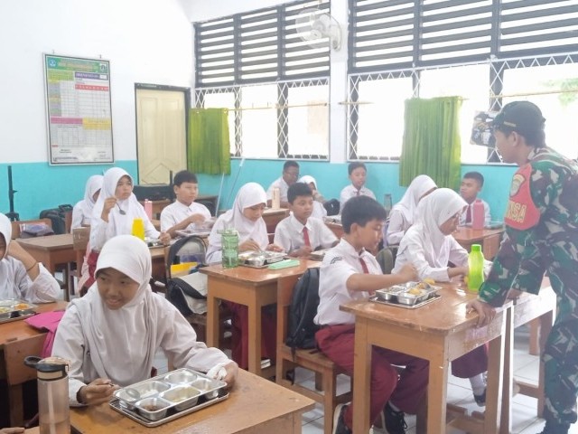 Babinsa Koramil 06/Cakung Kawal Distribusi Makan Bergizi Gratis Ke Sekolah