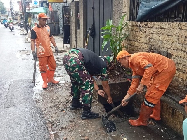 Babinsa Serda Aries Darmawan Bersihkan Sampah dan Perbaikan Bak Kontrol Cegah Banjir di Wilayah Binaan