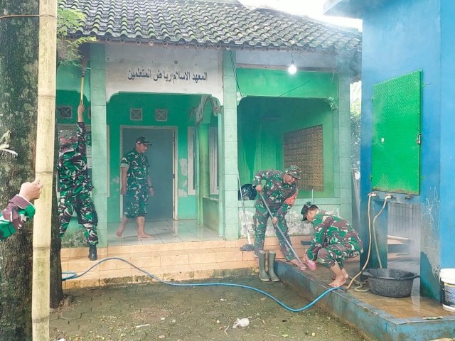 Danramil 06/Setu dan Anggota Gelar Karya Bakti di Ponpes Salafiyah Riyadhul Muta'alimin