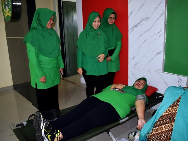 Sambut HUT Persit Ke-79, Resimen Arhanud 1/F Gelar Kegiatan Donor Darah