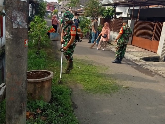 Antisipasi Banjir, Babinsa Bersihkan Lingkungan di Kelurahan Sukarasa
