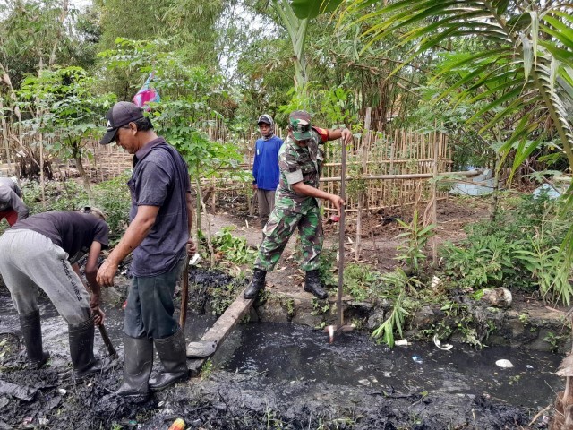 Babinsa Koramil 11/Pebayuran bersama Warga Gotong Royong Bersihkan Saluran Air Tersumbat
