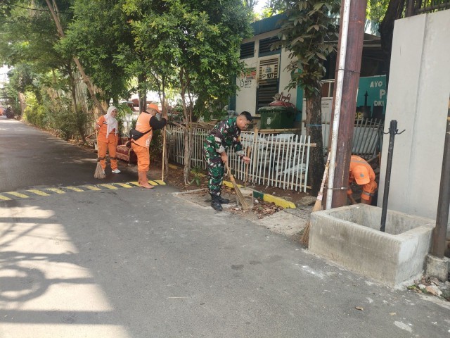 Karya Bakti Koramil 07/KB, Babinsa Kopda Niko Perdana bersama PPSU Wujudkan Lingkungan Bersih dan Nyaman