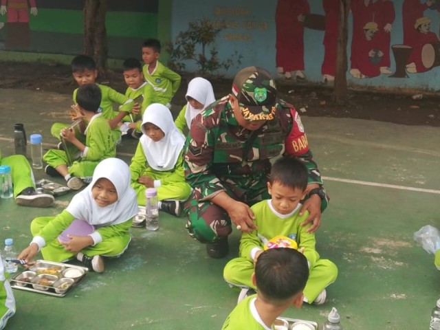 Bersama Dapur Khusus, Babinsa Koramil 03/Pasar Rebo Distribusikan MBG 6.112 Porsi Ke 23 Sekolah