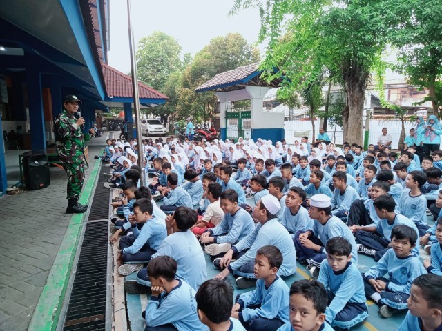 Babinsa Koramil 07/Kemayoran Laksanakan Army Go To SchooL, Tekankan Pentingnya Cegah Bullying