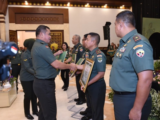 Korem 052/Wijayakrama Terima Penghargaan WBK Pada Rapim TNI AD 2025 