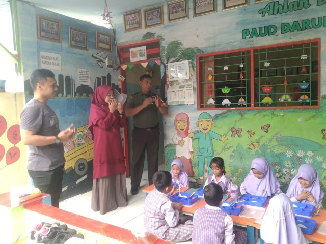 Babinsa Koramil 01/Tgr Monitoring Pendistribusian MBG