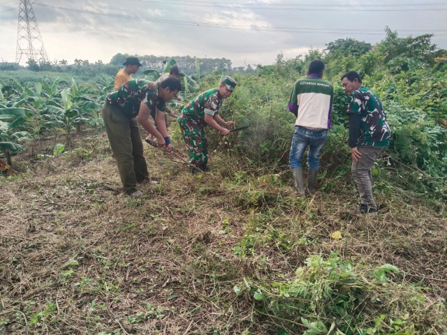 Babinsa Bojongsari bersama Warga Gelar Aksi Bersih-Bersih Sarana Umum