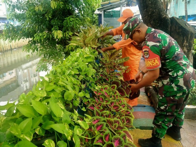 Wujud Kepedulian Lingkungan, Babinsa Serka Kusnudin Pimpin Karya Bakti Koramil 01/Tamansari