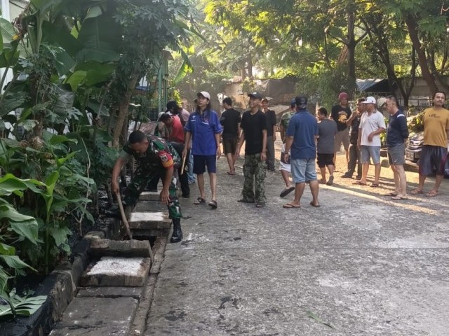Babinsa Sertu Deni Bersama Warga Membersihkan Saluran Air
