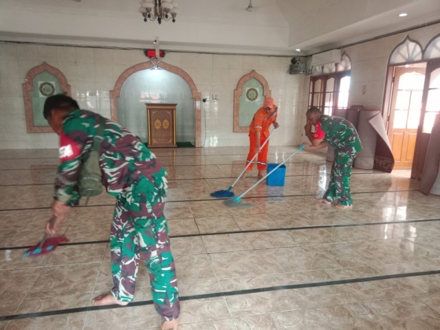 Merawat Kebersihan Masjid Al-Ikhlas oleh Koramil 03/Pasar Rebo