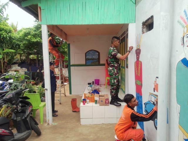Agar Terlihat Indah dan Nyaman, Babinsa Koramil 05/KJ Giat Karya Bakti Pembersihan Pos Taman Membaca