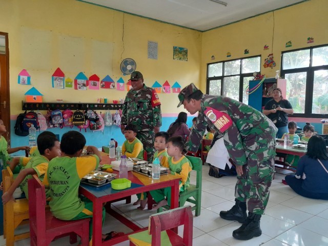 Koramil 11/Pebayuran Dampingi Distribusi Makanan Sehat untuk Pelajar