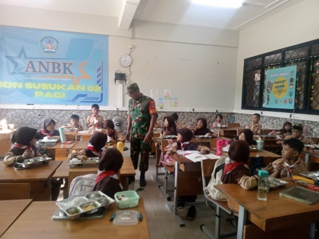 5.970 Porsi Didistribusikan ke-22 Sekolah Oleh Dapur Khusus Bersama Koramil Pasar Rebo