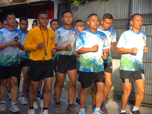 Jaga Kebugaran Fisik, Prajurit Resimen Arhanud 1/Falatehan Melaksanakan Lari 5 K