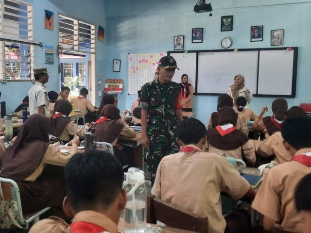 Bersama SPPG Dapur Khusus, Babinsa Halim PK Distribusikan Makan Bergizi Gratis