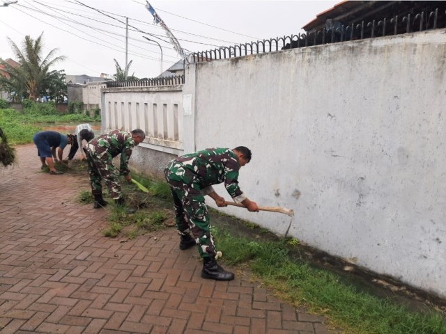 Antisipasi Banjir dan Timbul Wabah Penyakit, Babinsa bersama Warga Bersihkan Lingkungan