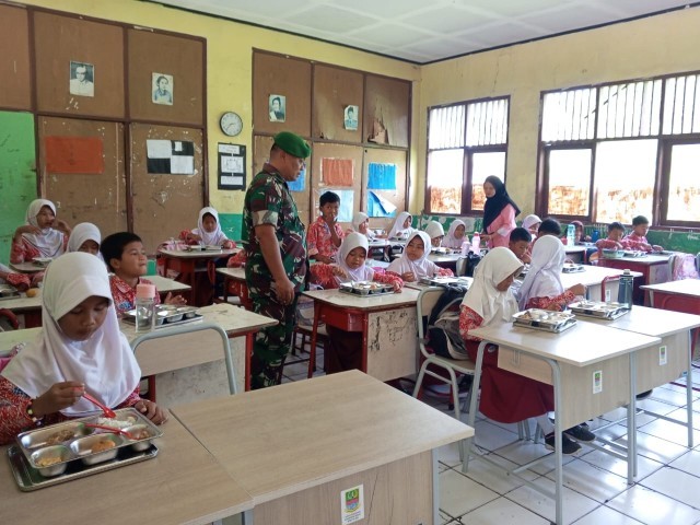 Peduli Gizi !! TNI dan SPPG Pebayuran Distribusikan Makanan Bergizi Gratis