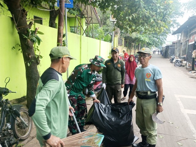 Koramil 02/Pondok Gede Bersinergi dengan Tiga Pilar Gelar Karya Bakti