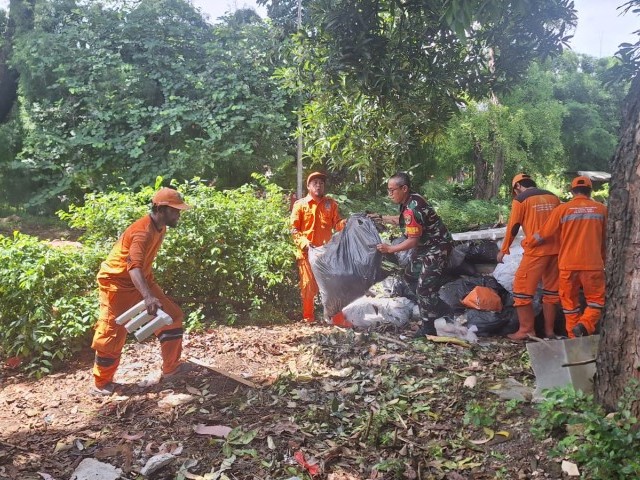 Bangun Semangat Gotong Royong Babinsa Koramil 07/KB bersama PPSU dalam Karya Bhakti