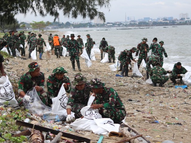 Batalyon Arhanud 6/BAY Ikut Berpatisipasi Dalam Rangka Hari Peduli Sampah Nasional Tahun 2025