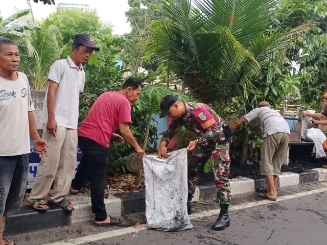 Babinsa Koramil 07/Kemayoran Bersama Warga dan Anggota PPSU Laksanakan Pembersihan Lingkungan