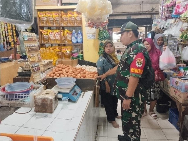 Jelang Bulan Suci Ramadhan 1446 H, Babinsa Genjar Mantau Perkembangan Harga Sembako