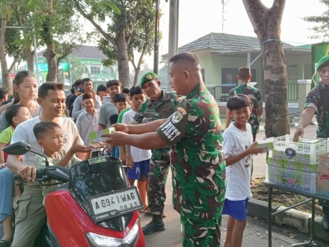 Berkah Ramadhan, Kodim Tigaraksa Bagikan Takjil kepada Masyarakat