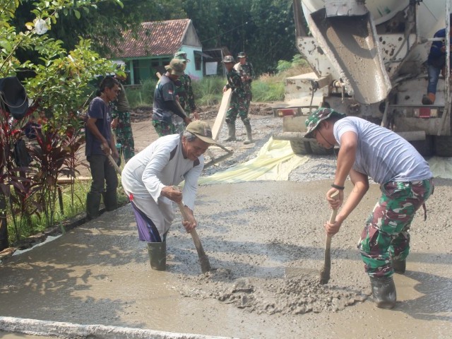 TMMD 123, Kodim dan Warga Tetap Mengecor Jalan di Bulan Puasa