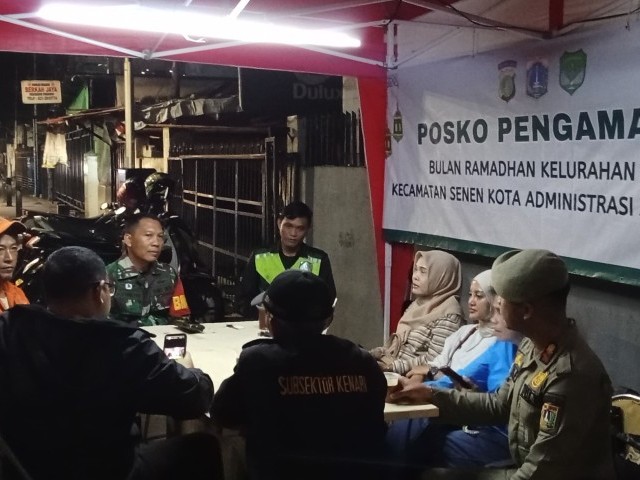 Babinsa Koramil 03/Senen Bersama Tiga Pilar Laksanakan Jaga Posko Pengamanan Bulan Ramadhan