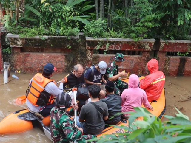 Koramil 04/Kebayoran Lama Evakuasi Korban Banjir