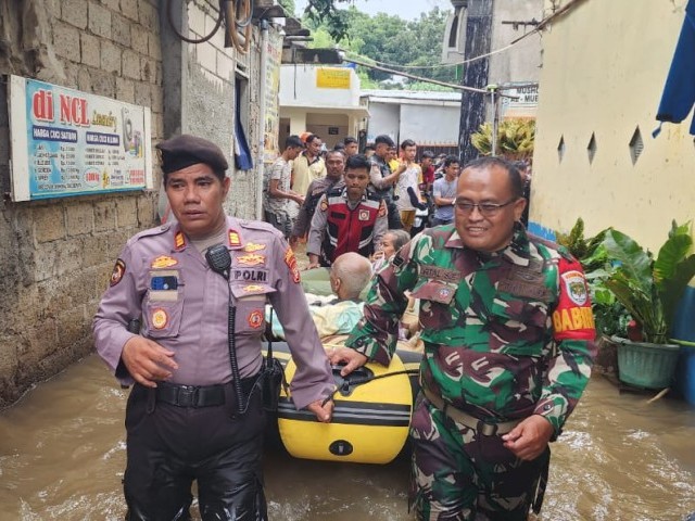 Gerak Cepat Babinsa Koramil 04/CK Serka Rital Evakuasi Warga Terdampak Banjir 