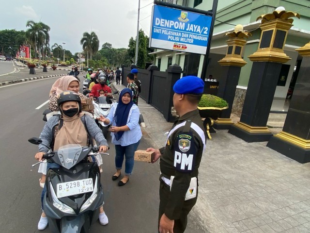 Mencari Berkah di Bulan Ramadhan, Denpom Jaya/2 Cijantung Berbagi Takjil