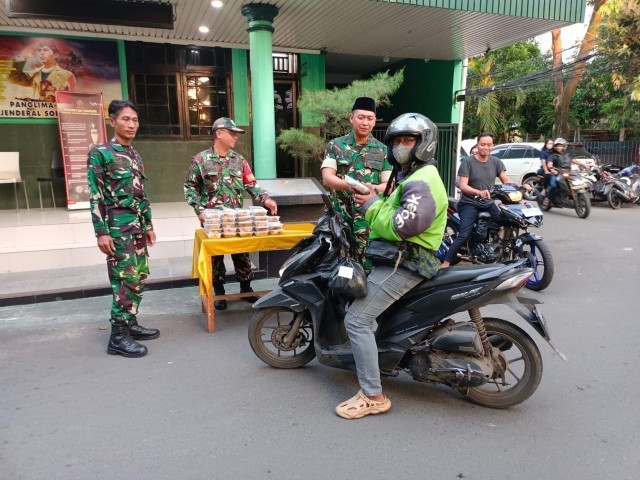 Ramadhan Berkah, Pgs Danramil 01/Tamansari Pimpin Pembagian Takjil