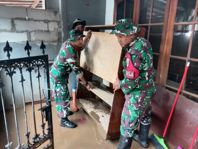 Pasca Bencana Banjir, Koramil 01/Jatinegara bersama Instansi Terkait dan Warga Karya Bakti