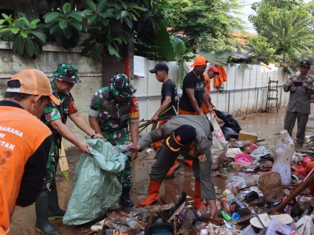 Pasca Banjir, Koramil 04/Keb. Lama bersama Stakeholder Kerja Bakti di IKPN