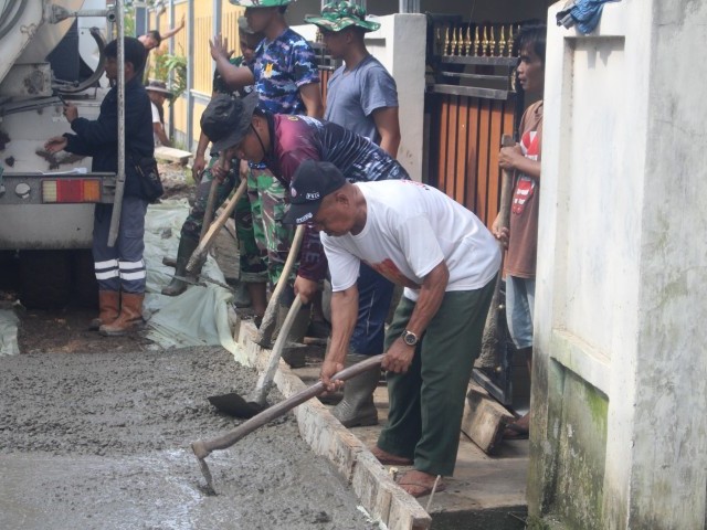 Warga Antusias Bantu Satgas TMMD ke-123 Lanjutkan Pengecoran Jalan