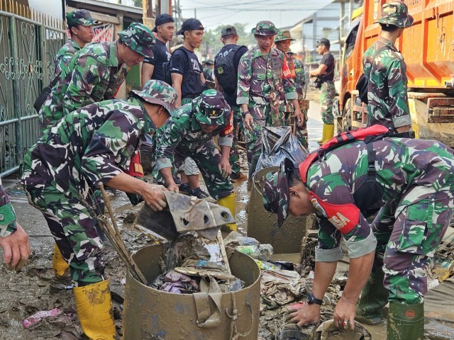 Ratusan Personel Kodim 0507/Bekasi Bersihkan Sampah Pasca Banjir di PGP