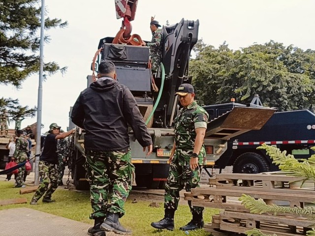 TNI AD Hadir Pasang Jembatan Bailey Tangani Dampak Bencana Banjir di Kemang Pratama, Kota Bekasi