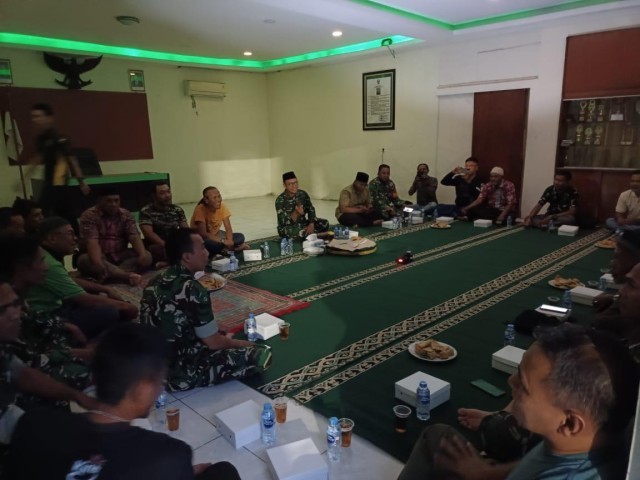 Memperkuat Ukuwah Islamiah, Pgs Danramil 01/Tamansari Melaksanakan Buka Bersama 