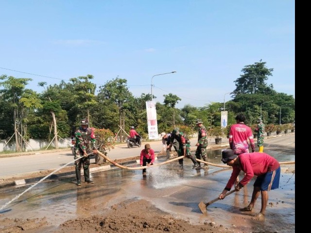 Babinsa Koramil 03/Teluk Pucung Bersama Tim BMSDA dan Zipur 11/DW Bersihkan Lumpur Pasca Banjir
