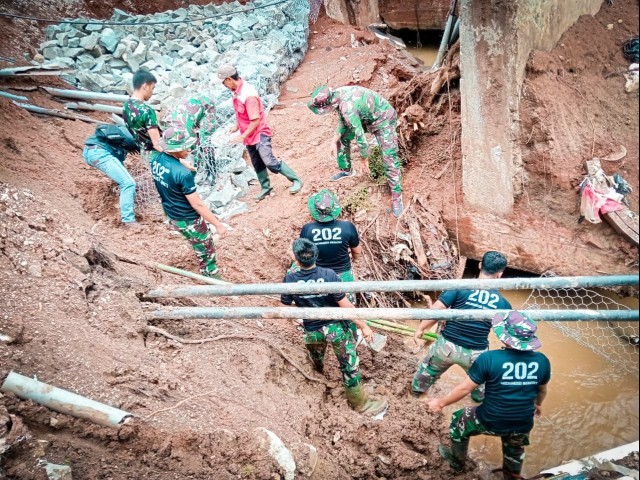 Aksi Tanggap Darurat Bencana Banjir Yonif 202/Tajimalela Bantu Pemasangan Jembatan Bailey Pasca Bencana Banjir