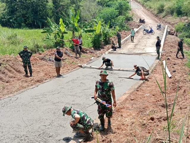 Satgas TMMD Pantang Menyerah, Betonisasi Jalan di Bawah Terik Matahari